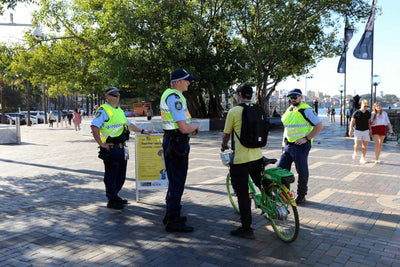 La vigilancia excesiva de las leyes sobre el uso del casco de ciclista afecta a los ciclistas vulnerables