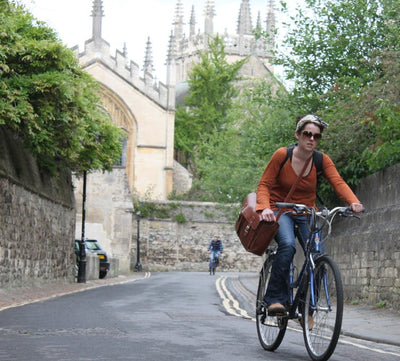Detener el coche y planificar las ciudades en torno a la bicicleta para que sea una opción real para más mujeres.