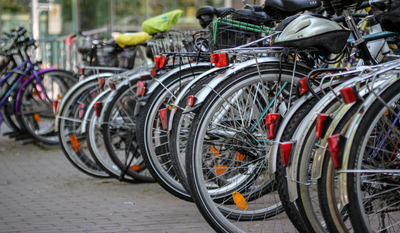 El problema no son las bicicletas compartidas sin puerto. Es la falta de aparcabicis