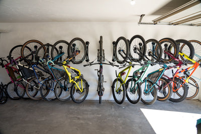 Soporte para 4 bicicletas con almacenamiento – Soporte de suelo para  bicicletas, ideal para estacionamientos en carretera, montaña, híbridas o